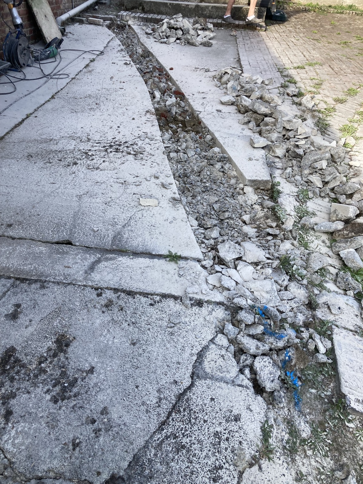 Découpe de la dalle béton et ouverture de la tranchée pour la nouvelle alimentation d'eau